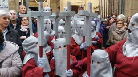 Doce pasos componen la procesión del Santo Entierro de Pamplona celebrada este Jueves Santo, en la que han participado cerca de 2.000 personas