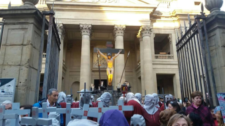 Doce pasos componen la procesión del Santo Entierro de Pamplona celebrada este Jueves Santo, en la que han participado cerca de 2.000 personas