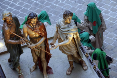 Los 12 pasos que componen la procesión han desfilado por las calles del Casco Antiguo de la capital foral.