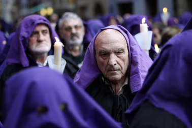 Los 12 pasos que componen la procesión han desfilado por las calles del Casco Antiguo de la capital foral.