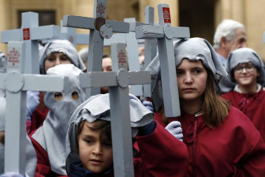 Los 12 pasos que componen la procesión han desfilado por las calles del Casco Antiguo de la capital foral.