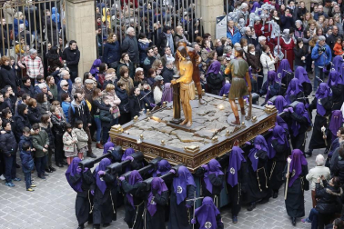 Los 12 pasos que componen la procesión han desfilado por las calles del Casco Antiguo de la capital foral.