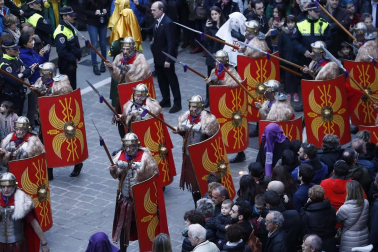 Los 12 pasos que componen la procesión han desfilado por las calles del Casco Antiguo de la capital foral.