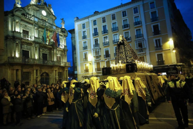 Los 12 pasos que componen la procesión han desfilado por las calles del Casco Antiguo de la capital foral.