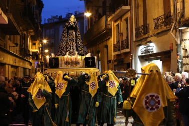 Los 12 pasos que componen la procesión han desfilado por las calles del Casco Antiguo de la capital foral.