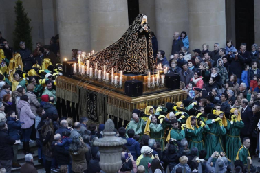 Los 12 pasos que componen la procesión han desfilado por las calles del Casco Antiguo de la capital foral.