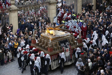 Los 12 pasos que componen la procesión han desfilado por las calles del Casco Antiguo de la capital foral.