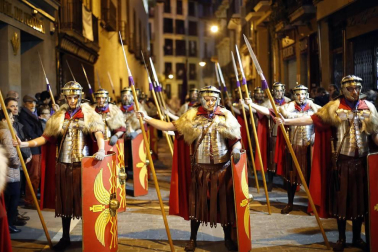 Los 12 pasos que componen la procesión han desfilado por las calles del Casco Antiguo de la capital foral.