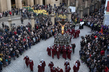 Los 12 pasos que componen la procesión han desfilado por las calles del Casco Antiguo de la capital foral.