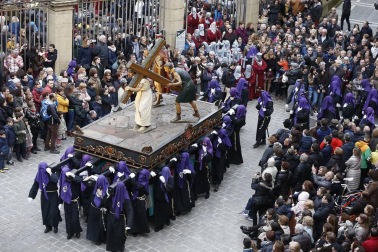Los 12 pasos que componen la procesión han desfilado por las calles del Casco Antiguo de la capital foral.