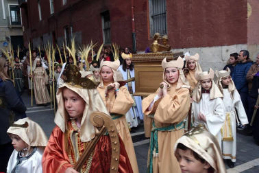 Los 12 pasos que componen la procesión han desfilado por las calles del Casco Antiguo de la capital foral.