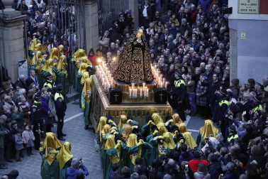 Los 12 pasos que componen la procesión han desfilado por las calles del Casco Antiguo de la capital foral.