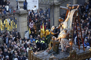 Los 12 pasos que componen la procesión han desfilado por las calles del Casco Antiguo de la capital foral.