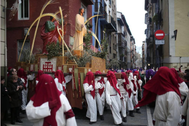 Los 12 pasos que componen la procesión han desfilado por las calles del Casco Antiguo de la capital foral.