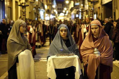 Los 12 pasos que componen la procesión han desfilado por las calles del Casco Antiguo de la capital foral.
