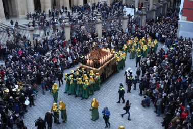 Los 12 pasos que componen la procesión han desfilado por las calles del Casco Antiguo de la capital foral.
