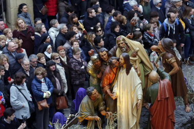 Los 12 pasos que componen la procesión han desfilado por las calles del Casco Antiguo de la capital foral.
