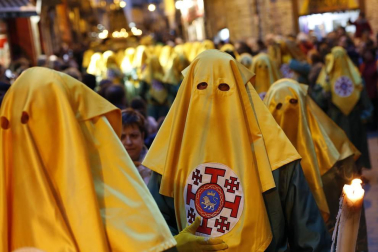 Los 12 pasos que componen la procesión han desfilado por las calles del Casco Antiguo de la capital foral.