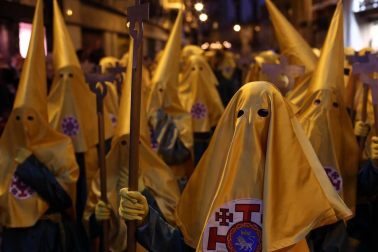 Los 12 pasos que componen la procesión han desfilado por las calles del Casco Antiguo de la capital foral.