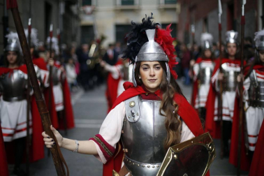 Los 12 pasos que componen la procesión han desfilado por las calles del Casco Antiguo de la capital foral.