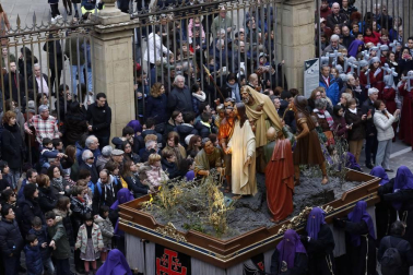 Los 12 pasos que componen la procesión han desfilado por las calles del Casco Antiguo de la capital foral.