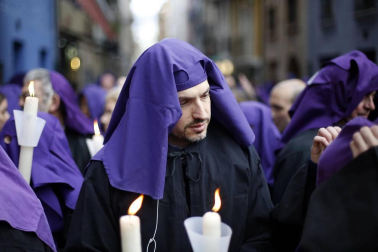 Los 12 pasos que componen la procesión han desfilado por las calles del Casco Antiguo de la capital foral.
