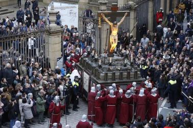 Los 12 pasos que componen la procesión han desfilado por las calles del Casco Antiguo de la capital foral.