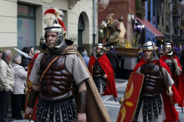 Los 12 pasos que componen la procesión han desfilado por las calles del Casco Antiguo de la capital foral.