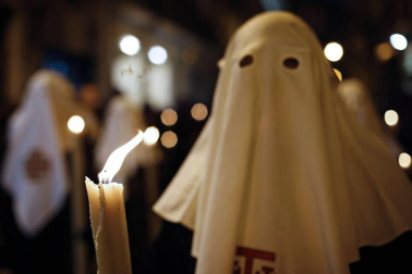 Los 12 pasos que componen la procesión han desfilado por las calles del Casco Antiguo de la capital foral.