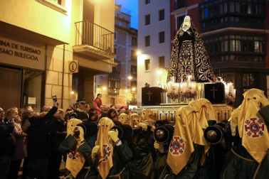Los 12 pasos que componen la procesión han desfilado por las calles del Casco Antiguo de la capital foral.