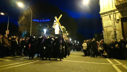 La Cruz a Cuestas, el paso número siete, atraviesa delante de la iglesia de San Lorenzo