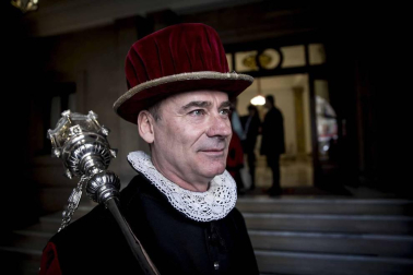 Multitud de pamploneses han esperado la llegada de la comitiva, encabezada por delegación del alcalde por el edil Iñaki Cabasés