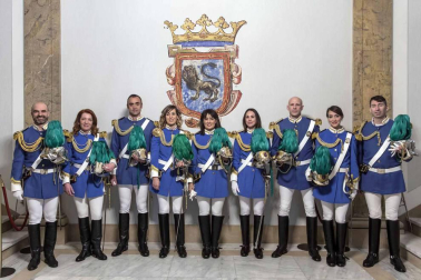 Multitud de pamploneses han esperado la llegada de la comitiva, encabezada por delegación del alcalde por el edil Iñaki Cabasés