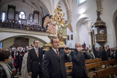 Multitud de pamploneses han esperado la llegada de la comitiva, encabezada por delegación del alcalde por el edil Iñaki Cabasés
