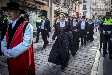 Multitud de pamploneses han esperado la llegada de la comitiva, encabezada por delegación del alcalde por el edil Iñaki Cabasés