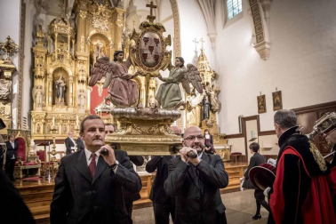 Multitud de pamploneses han esperado la llegada de la comitiva, encabezada por delegación del alcalde por el edil Iñaki Cabasés