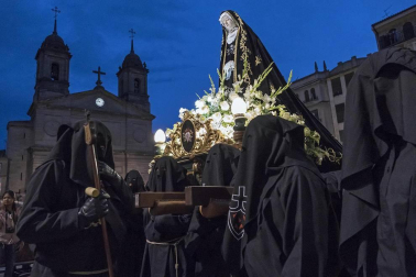 Imágenes de la procesión de Viernes Santo en Estella.