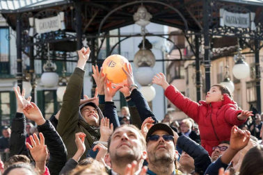 Imágenes de esta fiesta que se celebra el Sábado Santo en la plaza de los Fueros.