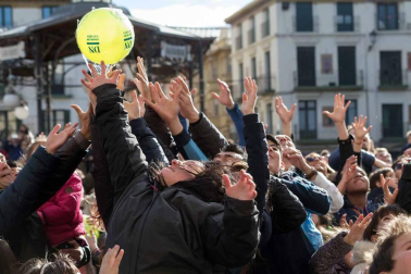 Imágenes de esta fiesta que se celebra el Sábado Santo en la plaza de los Fueros.