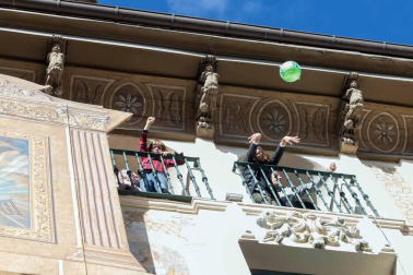 Imágenes de esta fiesta que se celebra el Sábado Santo en la plaza de los Fueros.