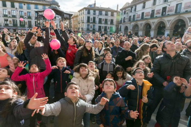 Imágenes de esta fiesta que se celebra el Sábado Santo en la plaza de los Fueros.