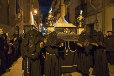 Imágenes de la procesión de Viernes Santo en Estella.