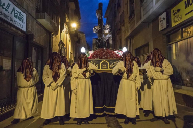 Imágenes de la procesión de Viernes Santo en Estella.