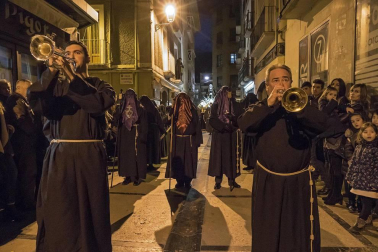 Imágenes de la procesión de Viernes Santo en Estella.