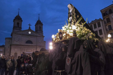 Imágenes de la procesión de Viernes Santo en Estella.