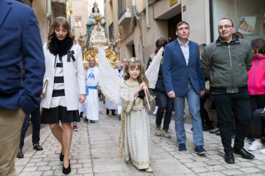 La niña Ariadna Munilla emocionó el domingo 1 de abril los vecinos de Tudela con el tradicional acto, presenciado por miles de personas en la plaza de los Fueros de la capital ribera.
