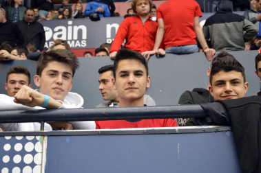 ¿Estuviste en el estadio durante el partido? Trata de encontrarte en la grada.