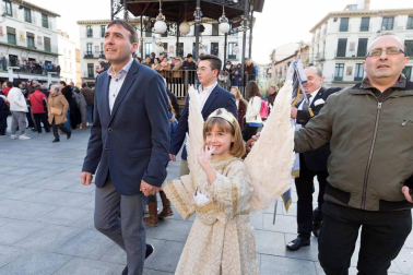 La niña Ariadna Munilla emocionó el domingo 1 de abril los vecinos de Tudela con el tradicional acto, presenciado por miles de personas en la plaza de los Fueros de la capital ribera.