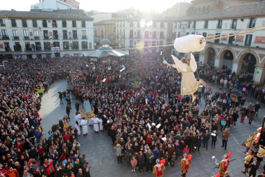 La niña Ariadna Munilla emocionó el domingo 1 de abril los vecinos de Tudela con el tradicional acto, presenciado por miles de personas en la plaza de los Fueros de la capital ribera.