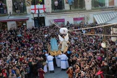 La niña Ariadna Munilla emocionó el domingo 1 de abril los vecinos de Tudela con el tradicional acto, presenciado por miles de personas en la plaza de los Fueros de la capital ribera.